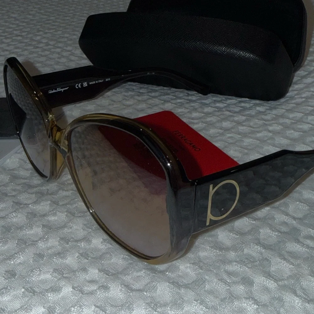 Ferragamo Oversized Sunglasses - Picture 2 of 7